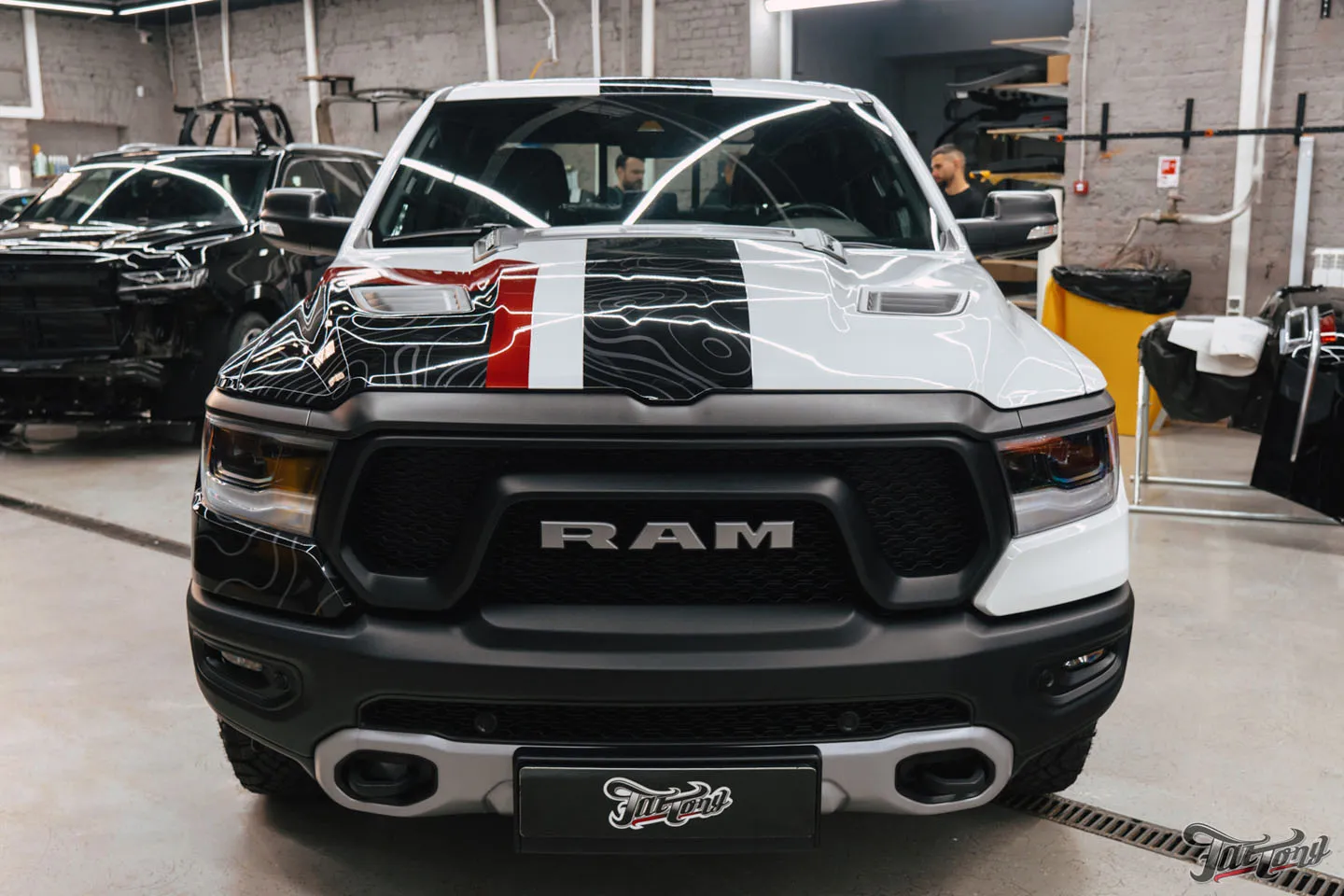 Разработали дизайн для RAM 1500 Rebel и оклеили его в винилографию и полиуретан!